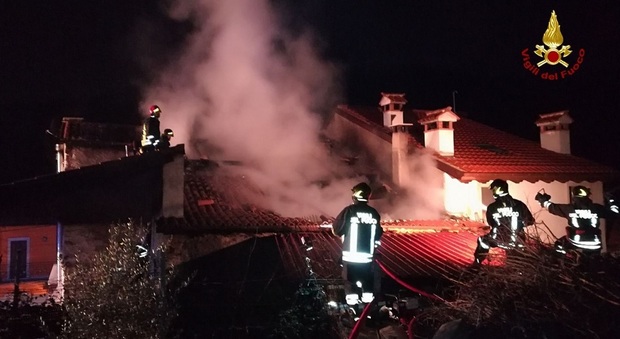 A fuoco il tetto di un’abitazione: paura nella notte per decine di persone