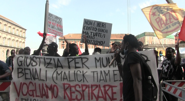 «Giustizia per Mohamed»: a Napoli la comunità senegalese in piazza in ricordo del ragazzo morto nei campi