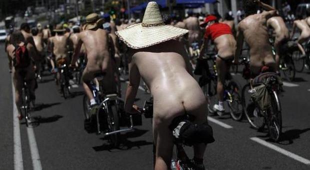 Nudo alla gara in bici, ciclista 'hot' squalificato. Il motivo? "È successo qualcosa di strano..."