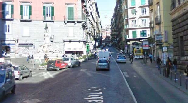 Napoli, aggredisce cliente di un bar in piazza Monteoliveto: preso 15enne
