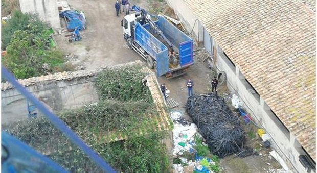 Deposito di rifiuti speciali sequestrato dal Noe a Salerno