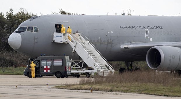 Coronavirus, Pechino ferma l’aereo militare: bloccato 17enne italiano