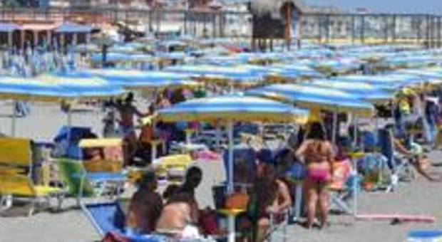 Ostia, Marino firma l'ordinanza per la stagione balneare: vietato ostacolare l'accesso alla battigia