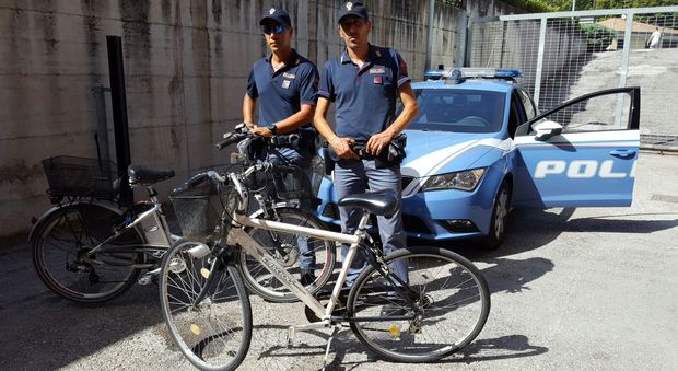 Fano, con il furgone per razziare biciclette lungo la costa: arrestati