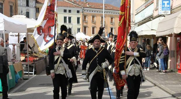 Passa il “XVI Reggimento Treviso 1797”: urla "buffoni" e si abbassa i pantaloni