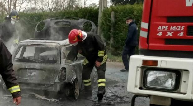 Autovettura prende fuoco, traffico bloccato sulla Cassia nord