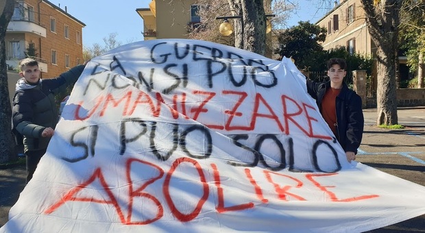 Orvieto dice «no alla guerra». Centinaia gli studenti a piazza Cahen per manifestare vicinanza all'Ucraina