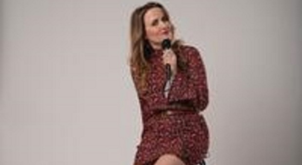 La stand up comedian Laura Formenti presenta il suo spettacolo Drama Queen: «Siamo tutti pronti a lamentarci, nessuno ti dice mai che sta bene»