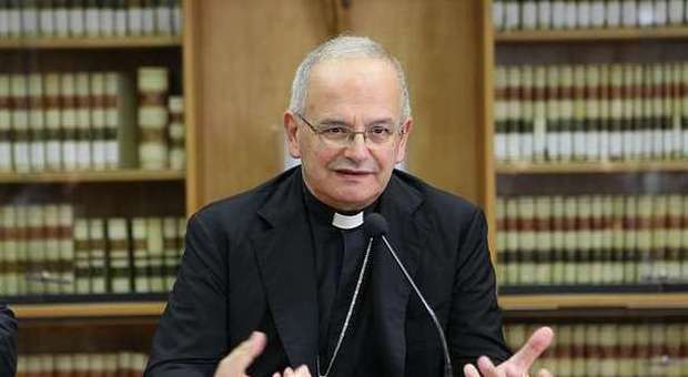 Regionali, il vescovo di Aversa: «Non usate mie foto per la campagna elettorale»