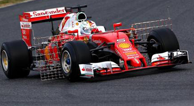 Iniziata la prima sessione di prove stagionali sulla pista spagnola: il tedesco della rossa precede Hamilton alla pausa pranzo.