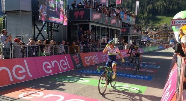 Sulle Dolomiti trionfa Chaves. Nibali a 36”, Valverde in crisi. Kruijswijk in maglia rosa