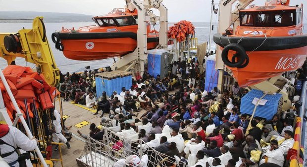 Migranti, scontro su Ong e fondi: il caso del procuratore di Catania al Csm