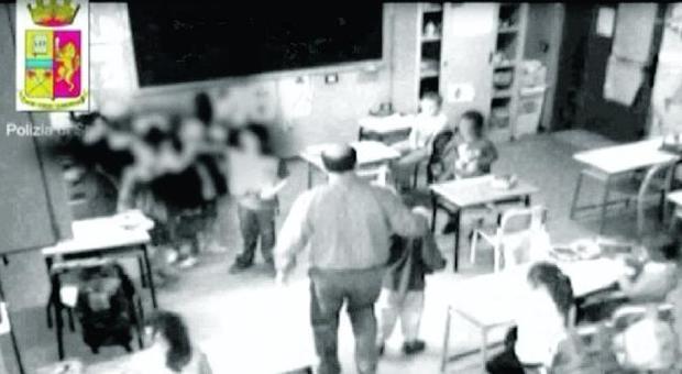 Bambini terrorizzati in classe: «Quel maestro li picchiava»