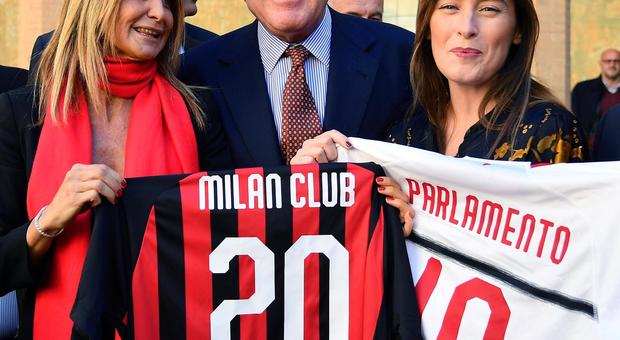 immagine Maria Elena Boschi con la maglia del Milan, nasce il Milan Club Parlamento