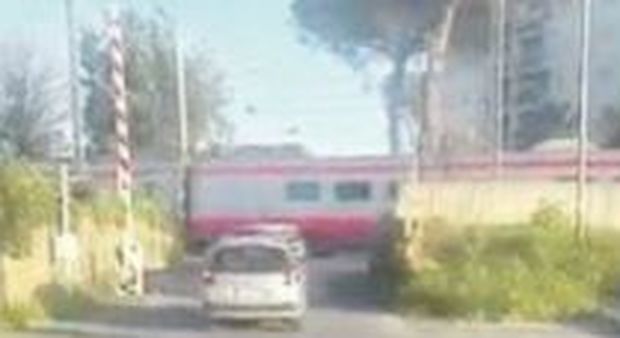 Sbarre alzate mentre passa il treno: sfiorata la tragedia a Caserta