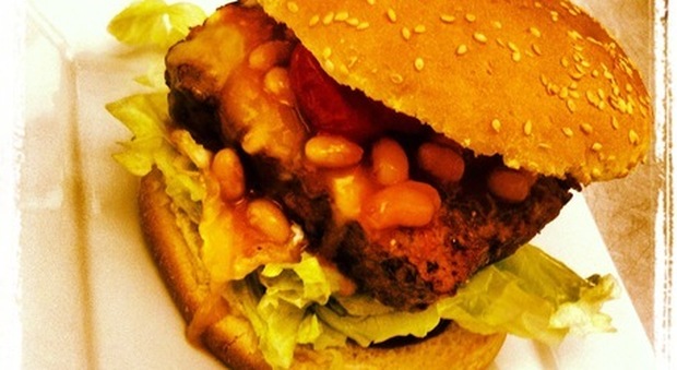 Una donna inorridisce nel vedere un hamburger dimenticato più di 4 anni fa e decide di smettere di mangiare cibo dei fast food