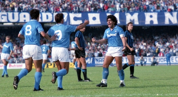 L'esultanza di Maradona dopo un gol al San Paolo (Foto Sergio Siano)