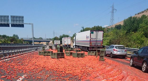 Salerno-Reggio Calabria invasa dai pomodori: traffico in tilt