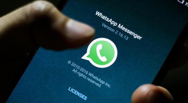 WhatsApp, a rischio i messaggi nei gruppi: «C'è una falla, possono essere spiati»