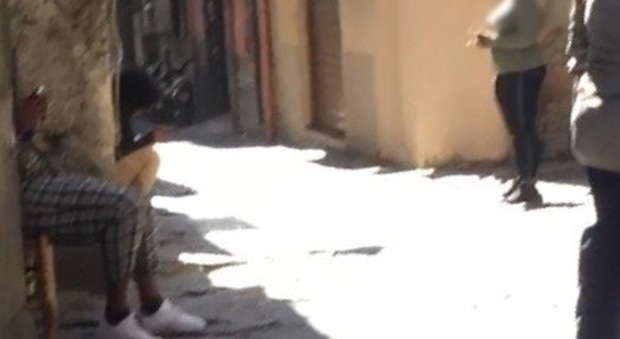 Napoli, prostitute in pieno giorno in centro: «Ragazze vendute per pochi euro»