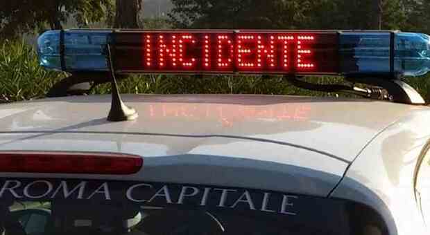 Roma, incidente sulla Salaria: schianto tra uno scooter e un furgone, morto un 53enne