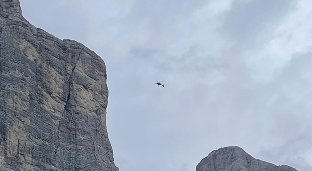Alpinista primo di cordata vola sulla Torre Venezia, soccorso e trasportato in ospedal