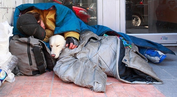 "A Natale vietato dare cibo ai senzatetto": arrivano le multe per i clochard e chi vuole aiutarli