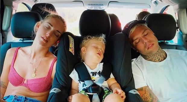 Chiara Ferragni e Fedez dormono in auto con il piccolo Leone, i fan notano un dettaglio