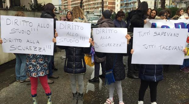 Napoli: crolli nella scuola Doria, protesta dei genitori all’incontro con la viceministra Ascani