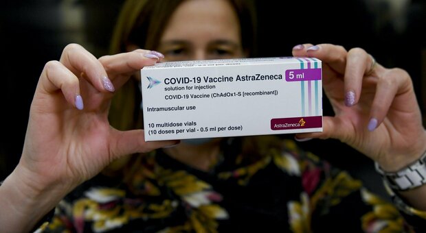 Vaccino Astrazeneca a under 55 senza patologie: priorità a personale scolastico- universitario e forze armate