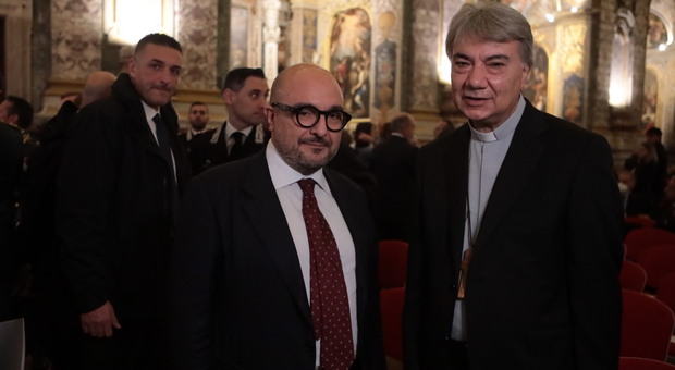 Il ministro Gennaro Sangiuliano con l'arcivescovo Mimmo Battaglia