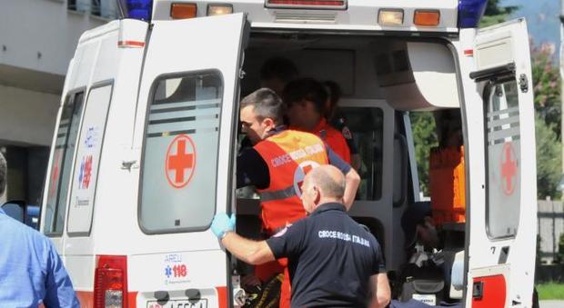 Pesaro, gli amici vedono corpo immobile dalla finestra: uomo trovato morto in casa