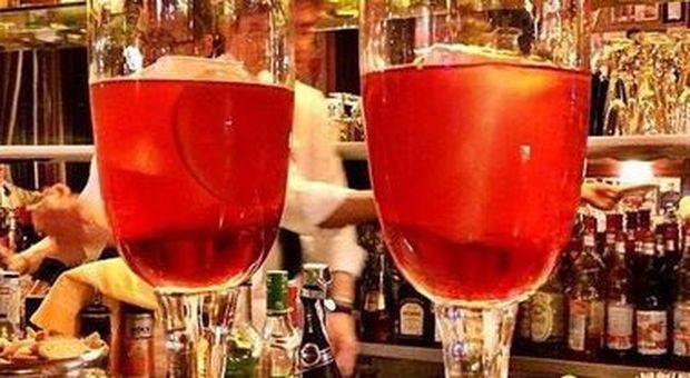 Roma, nel locale dei ragazzini alcolici serviti solo ai maschi: «Reggono di più»