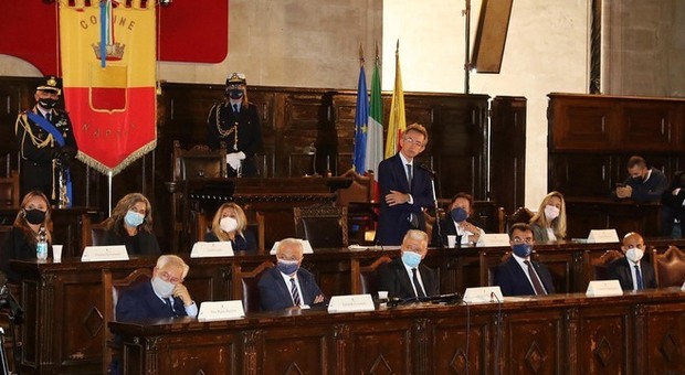 Manfredi sindaco di Napoli, beffa da Roma: sbloccati solo 120 milioni per coprire i debiti record