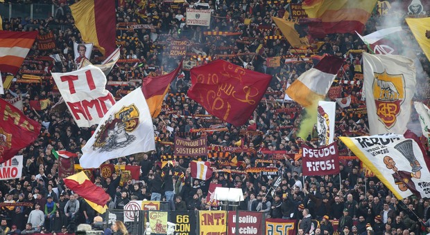 Roma, 8 mila euro di multa per i cori contro Stankovic: decisivo il gesto di Mourinho
