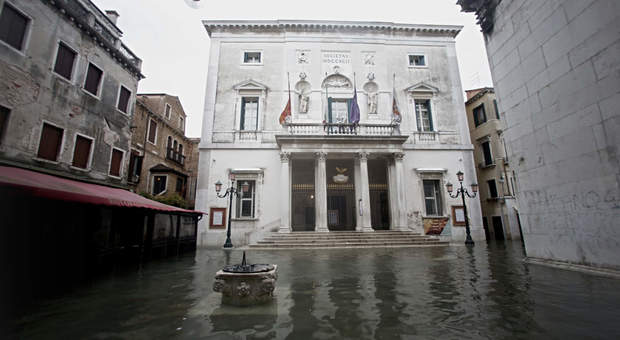 Il teatro veneziano La Fenice con l'acqua alta