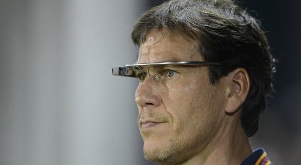 Garcia primo allenatore tecnologico guarda la partita con i Google Glass