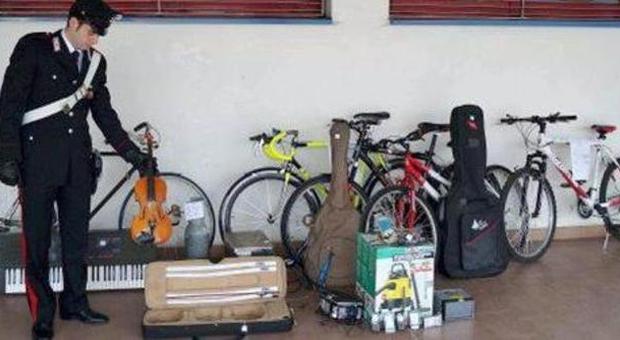 Bici, mobili, anche uno scaldabagno Scoperto il "deposito" dei ladri
