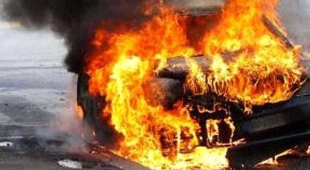 Bus dell'università si scontra con il pick-up e prende fuoco: 9 morti