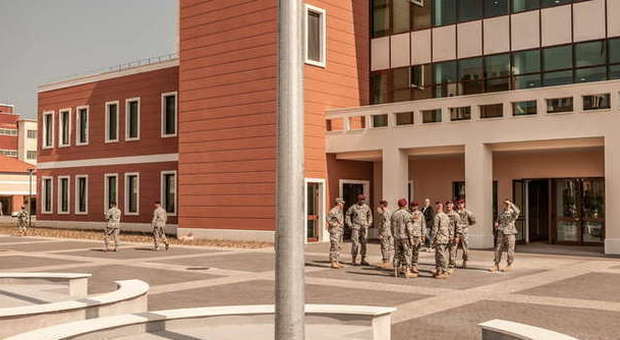Militare Usa evade dai domiciliari e picchia tre prostitute: arrestato
