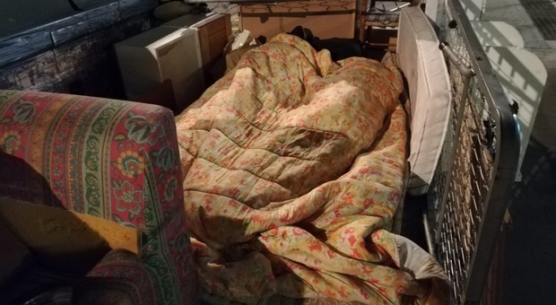 Ancona, discarica abusiva in strada: tra i rifiuti il "letto" di due clochard