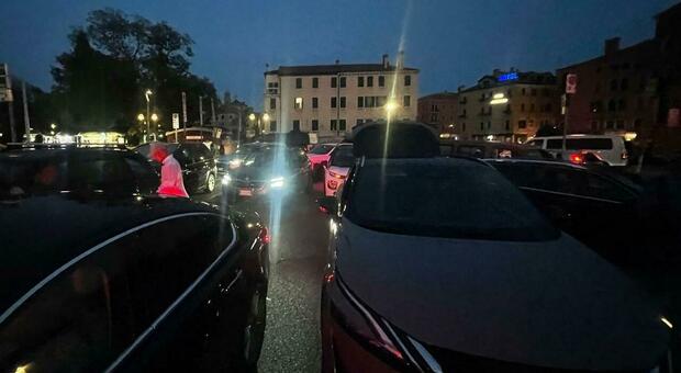 Caos parcheggi in piazzale Roma. Lavori in corso e scatta il panico tra gli automobilisti. Poi l'accusa: «Voi veneziani vi lamentate sempre»