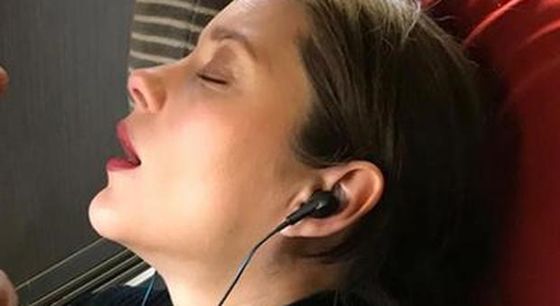 Marion Cotillard dorme a bocca aperta sul treno: lo scatto diverte i fan -Guarda