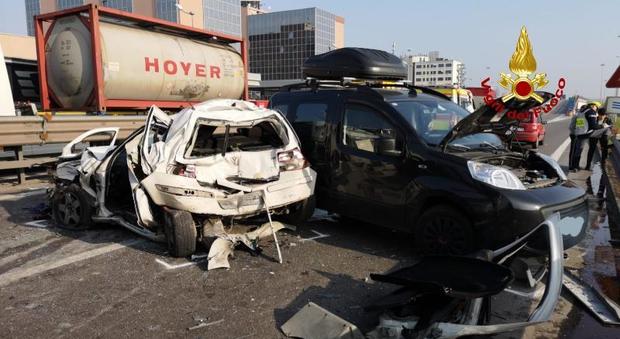 Incidente sul raccordo autostradale tra Tir, furgone e due auto: due feriti