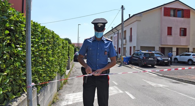 IL SOPRALLUOGO Dei carabinieri per il tentato omicidio di via Manzoni. L’anziano risvegliato dal coma farmacologico si è aggravato