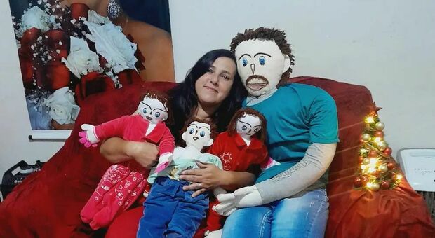 La donna sposata con un pupazzo e mamma di tre bambole: «Mio marito si stressa per le spese e l'affitto»