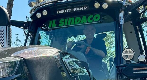 FOTO: il sindaco Caligiore a bordo di un trattore