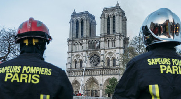 Notre-Dame, sei vigili del fuoco eroi accusati di stupro da una ragazza di vent'anni