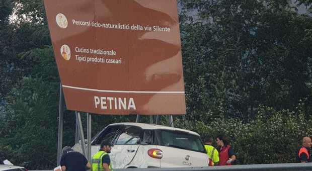 Salerno-Reggio Calabria, auto vola sul cartellone turistico: due feriti