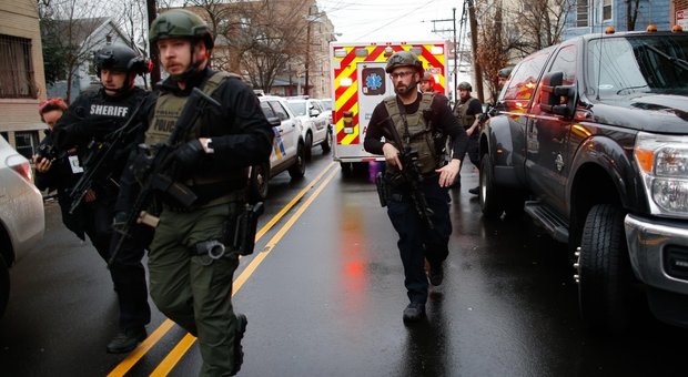 Sparatoria a Jersey City, diverse persone ferite tra cui due poliziotti